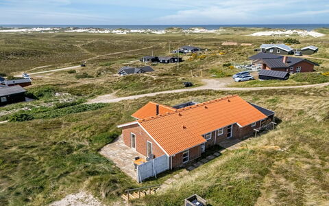 Ema - 500M from the Sea: Zone Résidentielle, Arbuste, Maison, Domicile, Jardin, Biens, Ombre, Aménagement Paysager, Pelouse