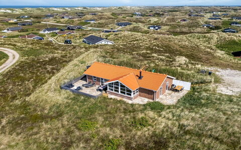 Ema - 500M from the Sea: Zone Résidentielle, Arbuste, Maison, Domicile, Jardin, Biens, Ombre, Aménagement Paysager, Pelouse