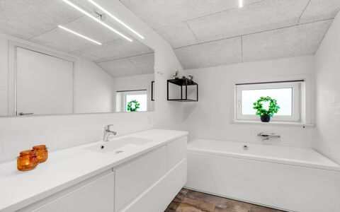 Ema - 500M from the Sea: Sol, Luminaire Plomberie, Sol, Plafond, Robinet, Évier, Plomberie, Salle De Bains, Tuile, Armoire De Toilette