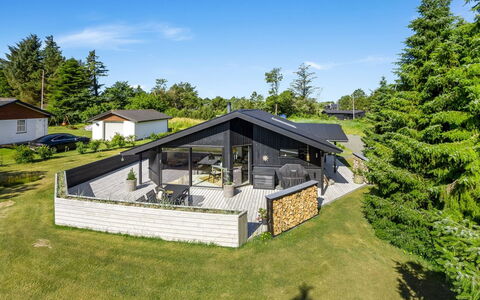 Verner - 990M from the Sea: Bleu, Arbuste, Chalet, Couverture De Sol, Jardin, Biens, Ombre, Aménagement Paysager, Ferme, Eco Hôtel