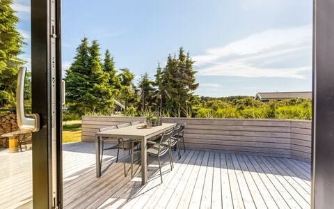Verner - 990M from the Sea: Bleu, Arbuste, Chalet, Couverture De Sol, Jardin, Biens, Ombre, Aménagement Paysager, Ferme, Eco Hôtel