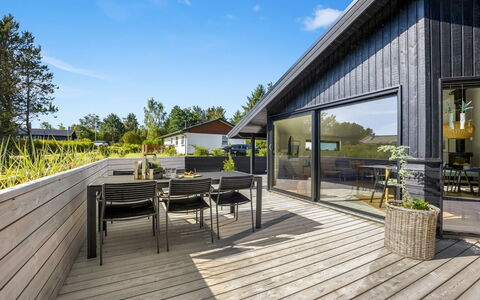 Verner - 990M from the Sea: Bleu, Arbuste, Chalet, Couverture De Sol, Jardin, Biens, Ombre, Aménagement Paysager, Ferme, Eco Hôtel