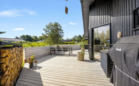 Verner - 990M from the Sea: Bleu, Arbuste, Chalet, Couverture De Sol, Jardin, Biens, Ombre, Aménagement Paysager, Ferme, Eco Hôtel