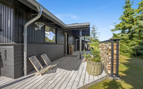 Verner - 990M from the Sea: Bleu, Arbuste, Chalet, Couverture De Sol, Jardin, Biens, Ombre, Aménagement Paysager, Ferme, Eco Hôtel