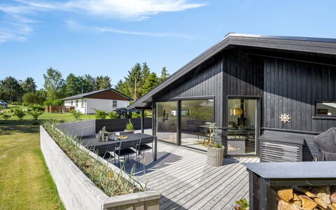Verner - 990M from the Sea: Bleu, Arbuste, Chalet, Couverture De Sol, Jardin, Biens, Ombre, Aménagement Paysager, Ferme, Eco Hôtel