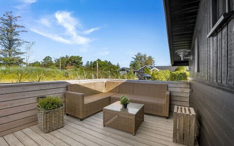 Verner - 990M from the Sea: Bleu, Arbuste, Chalet, Couverture De Sol, Jardin, Biens, Ombre, Aménagement Paysager, Ferme, Eco Hôtel