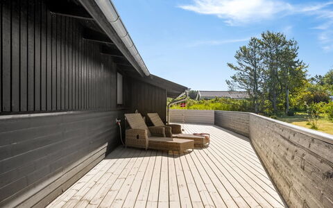 Verner - 990M from the Sea: Bleu, Arbuste, Chalet, Couverture De Sol, Jardin, Biens, Ombre, Aménagement Paysager, Ferme, Eco Hôtel