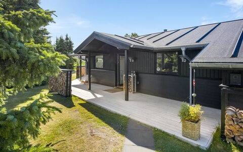 Verner - 990M from the Sea: Bleu, Arbuste, Chalet, Couverture De Sol, Jardin, Biens, Ombre, Aménagement Paysager, Ferme, Eco Hôtel