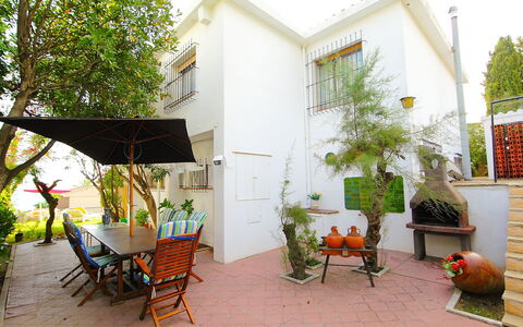 Torre Yato: Propriété, Maison, Arrière-Cour, Cour, Domicile, Patio, Bâtiment, Immobilier, Cour, Jardin