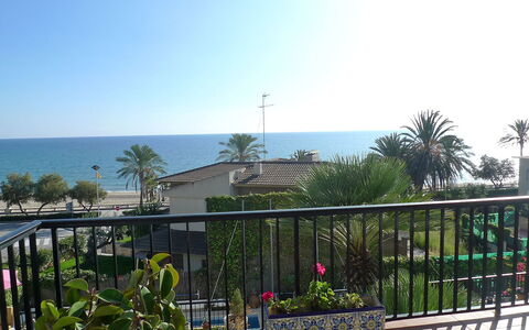 Torre Yato: Propriété, Balcon, Bâtiment, Maison, Immobilier, Ciel, Domicile, Condominium, Arbre, Appartement