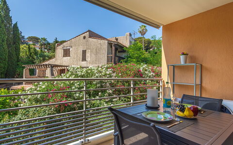 Cavalaire 456: Meubles, Mobilier De Jardin, Balcon, Appartement, Chaise, Ombre, Tableau De Plein Air, Porche, Eco Hôtel, Patio