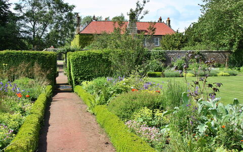 Ingleby Manor - Courtyard Cottage: Ombre, Chaîne De Montagnes, Structure En Plein Air, Eco Hôtel, Plate-Forme, Mobilier De Jardin, Jardin, Chaise, Aménagement Paysager, Dur