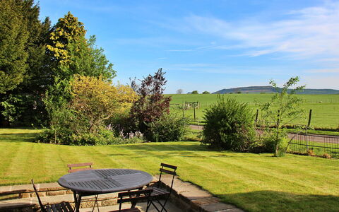 Ingleby Manor - Courtyard Cottage: Ombre, Chaîne De Montagnes, Structure En Plein Air, Eco Hôtel, Plate-Forme, Mobilier De Jardin, Jardin, Chaise, Aménagement Paysager, Dur
