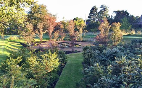 Ingleby Manor - Courtyard Cottage: Ombre, Chaîne De Montagnes, Structure En Plein Air, Eco Hôtel, Plate-Forme, Mobilier De Jardin, Jardin, Chaise, Aménagement Paysager, Dur