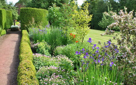 Ingleby Manor - Courtyard Cottage: Ombre, Chaîne De Montagnes, Structure En Plein Air, Eco Hôtel, Plate-Forme, Mobilier De Jardin, Jardin, Chaise, Aménagement Paysager, Dur