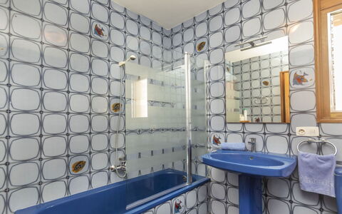 Tres Olivos: Design Intérieur, Luminaire Plomberie, Sol, Salle De Bains, Sol, Plomberie, Lavabo, Robinet, Tuile, Évier