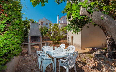 Tres Olivos: Plante, Table, Meubles, Bâtiment, Fenêtre, Chaise, Ciel, Tableau De Plein Air, Mobilier De Jardin, Bois