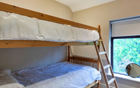 Kingsley Hollows Cottage: Lit, Lit Superposé, Chambre, Bois, Meubles, Design Intérieur, Literie, Drap De Lit, Sol, Sol