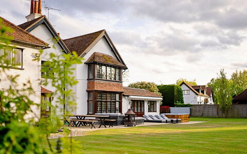 The Old Rectory: Plate-Forme, Ombre, Dur, Mobilier De Jardin, Balcon, Planche, Eco Hôtel, Piscine, Parquet, Recours