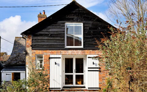 Chilton Cottage: Bois, Maison, Chalet, Porte, Toit, Domicile, Zone Rurale, Pente, Siding, Peindre