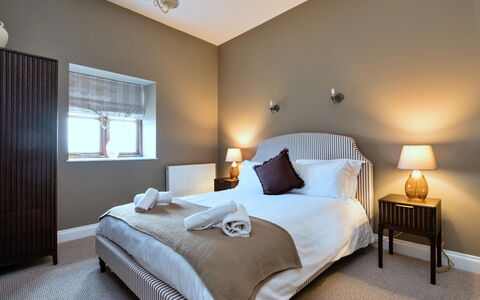 The Park: Lit, Meubles, Design Intérieur, Chambre, Literie, Drap De Lit, Sol, Mur, Sol, Plafond