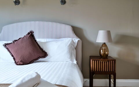 The Park: Lit, Design Intérieur, Chambre, Meubles, Literie, Linge, Drap De Lit, Textile, Éclairage, Throw Pillow