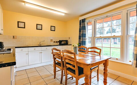 Rose Country Cottage: Plate-Forme, Ombre, Dur, Mobilier De Jardin, Balcon, Planche, Eco Hôtel, Piscine, Parquet, Recours
