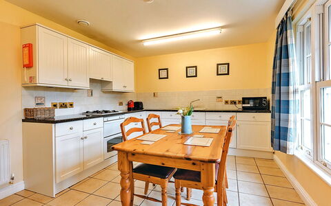 Rose Country Cottage: Plate-Forme, Ombre, Dur, Mobilier De Jardin, Balcon, Planche, Eco Hôtel, Piscine, Parquet, Recours