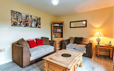 Angelica Country Cottage: Meubles, Design Intérieur, Canapé, Mur, Bois, Sol, Sol, Pièce, Salon, Domicile