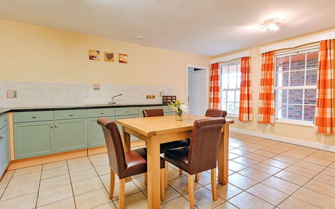 Peach Tree County Cottage: Plate-Forme, Ombre, Dur, Mobilier De Jardin, Balcon, Planche, Eco Hôtel, Piscine, Parquet, Recours
