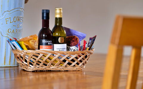 The Grove Annexe: Bouteille, Panier, Osier, Bouteille En Verre, Aliments, Du Vin, Bouteille De Vin, Serveware