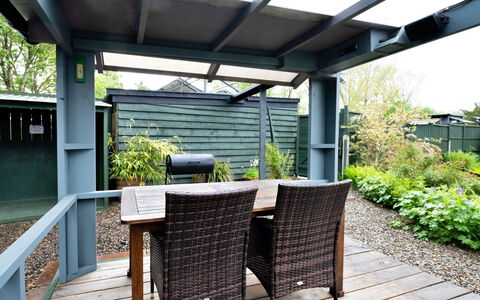 The Grove Annexe: Meubles, Mobilier De Jardin, Table, Chaise, Ombre, Tableau De Plein Air, Porche, Jardin, Structure En Plein Air, Arrière-Cour