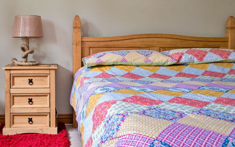 The Grove Annexe: Lit, Meubles, Chambre, Literie, Drap De Lit, Linge, Bois, Textile, Sol, Cadre De Lit