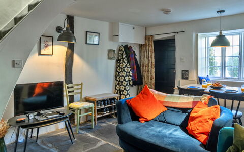 Cornwall Old Stone Cottage: Meubles, Design Intérieur, Sol, Sol, Plafond, Canapé, Éclairage, Salon, Pièce, Chaise