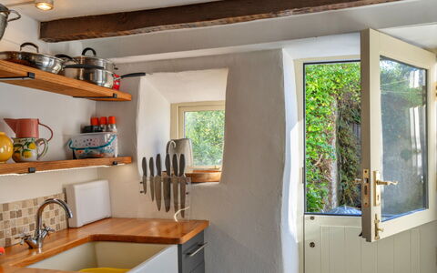 Cornwall Old Stone Cottage: Bois, Meubles, Domicile, Design Intérieur, Maison, Comptoir, Sol, Luminaire Plomberie, Pièce, Cuisine
