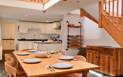 The Old Store: Meubles, Design Intérieur, Sol, Sol, Bois, Cuisine, Plafond, Chaise, Cabinetry, Parquet