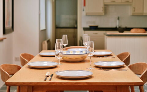 The Old Store: Meubles, Bois, Table, Salle À Manger, Design Intérieur, Vaisselle, Table Cuisine Et Salle A Manger, Chaise, Sol, Serveware