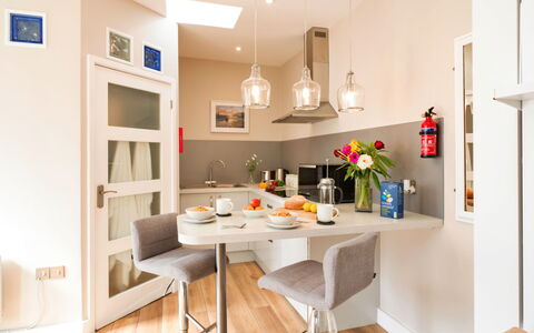 The Hideaway: Meubles, Design Intérieur, Sol, Mur, Chaise, Cuisine, Sol, Bois, Comptoir, Luminaire