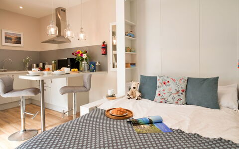 The Hideaway: Meubles, Design Intérieur, Sol, Sol, Pièce, Textile, Chambre, Éclairage, Lit, Appartement