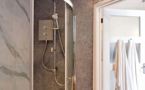 The Hideaway: Luminaire Plomberie, Design Intérieur, Salle De Bains, Sol, Sol, Plomberie, Éclairage, Tete De Douche, Douche, Pièce