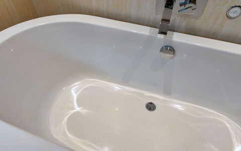 Wedgewood Cottage, Cawsand: Luminaire Plomberie, Sol, Salle De Bains, Sol, Baignoire, Plomberie, Robinet, Tuile