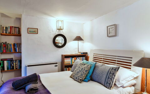 April Cottage: Lit, Meubles, Literie, Design Intérieur, Chambre, Drap De Lit, Mur, Pièce, Linge, Sol