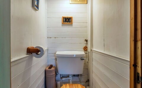 April Cottage: Siège De Toilette, Toilette, Bois, Salle De Bains, Sol, Luminaire Plomberie, Sol, Design Intérieur, Plomberie, Tuile