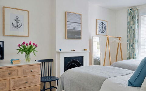 Sidmouth 602: Meubles, Lit, Design Intérieur, Chambre, Mur, Literie, Bois, Pièce, Sol, Sol