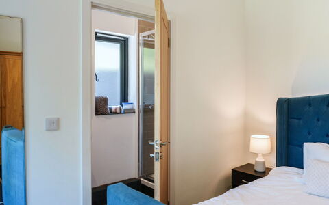 Wiggle Barn, Kingsand: Meubles, Design Intérieur, Lit, Sol, Sol, Chambre, Mur, Bois, Pièce, Drap De Lit