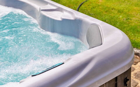 Sandhill Cottage with Hot Tub: Baignoire, Composite, Loisir, Jacuzzi, Piscine, Luminaire Plomberie, Plastique