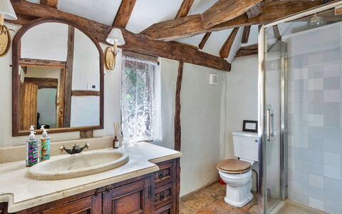 Sandhill Cottage with Hot Tub: Salle De Bains, Luminaire Plomberie, Design Intérieur, Lavabo, Évier, Sol, Bois, Robinet, Armoire De Toilette, Miroir