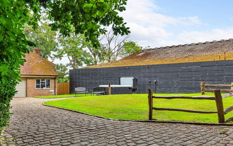 Sandhill Cottage with Hot Tub: Bois, Maison, Domicile, Chalet, Allée, Ombre, Aménagement Paysager, Jardin, Pelouse, Passerelle