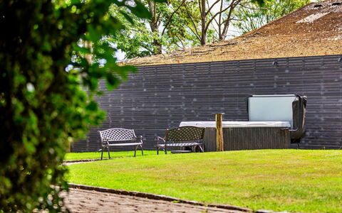 Sandhill Cottage with Hot Tub: Mobilier De Jardin, Ombre, Jardin, Arrière-Cour, Pelouse, Aménagement Paysager, Cour, Passerelle, Accueil Escrime, Planche