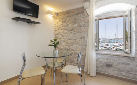 Trogir 163: Jour, Bâtiment, Fenêtre, Façade, Appartement, Design Urbain, Condominium, Usage Mixte